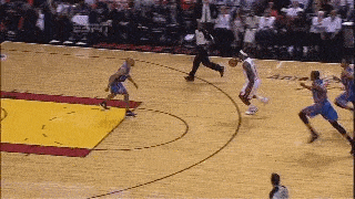 詹姆斯身体素质也是历史顶级的，甚至可以说是变态级别的。
费舍尔的身体素质感觉是一