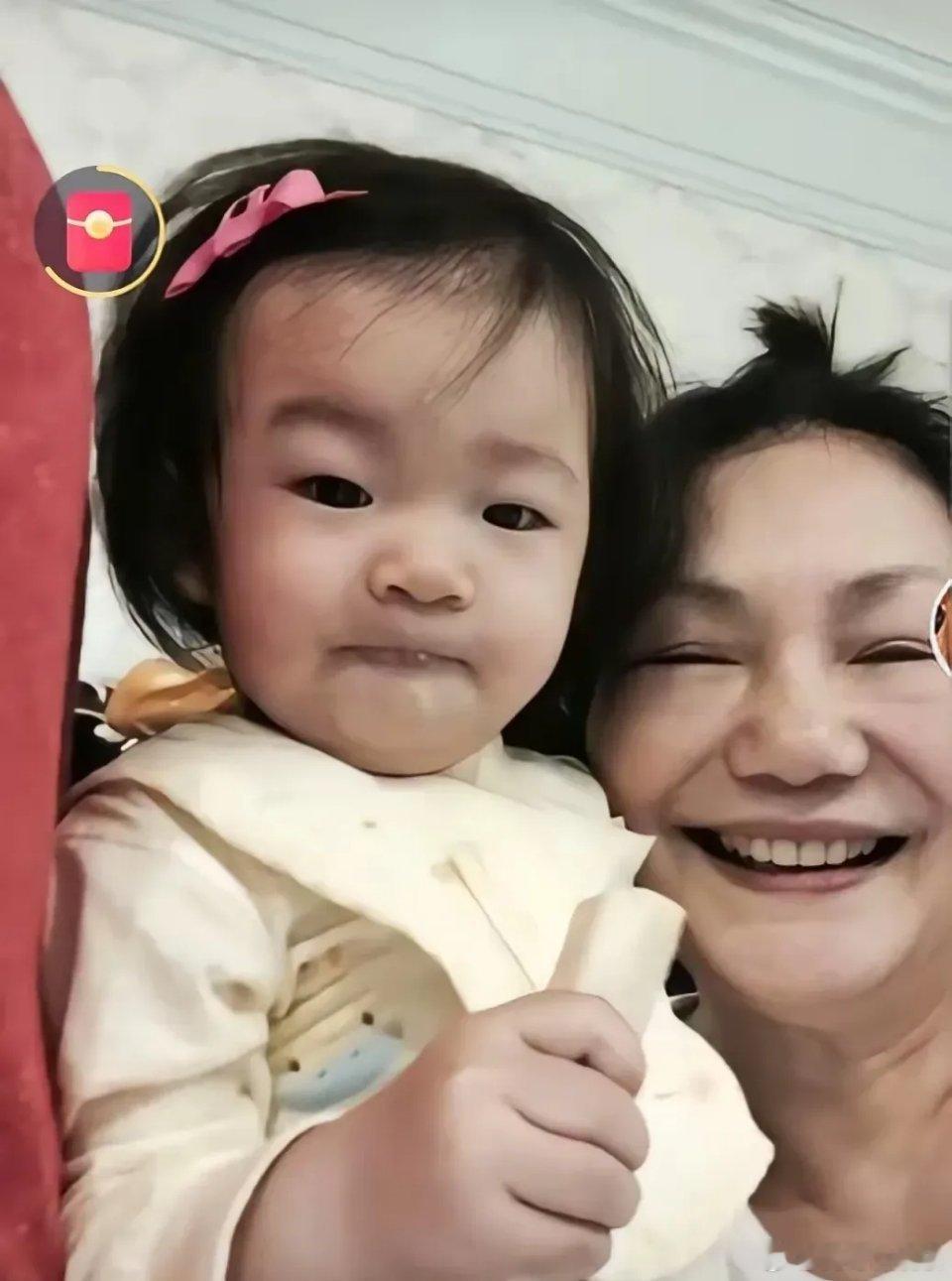蚂呀，不让汪小菲和马筱梅晒孩子，他们自己晒！网上又出现S妈哄小玥儿幼时的照片，这