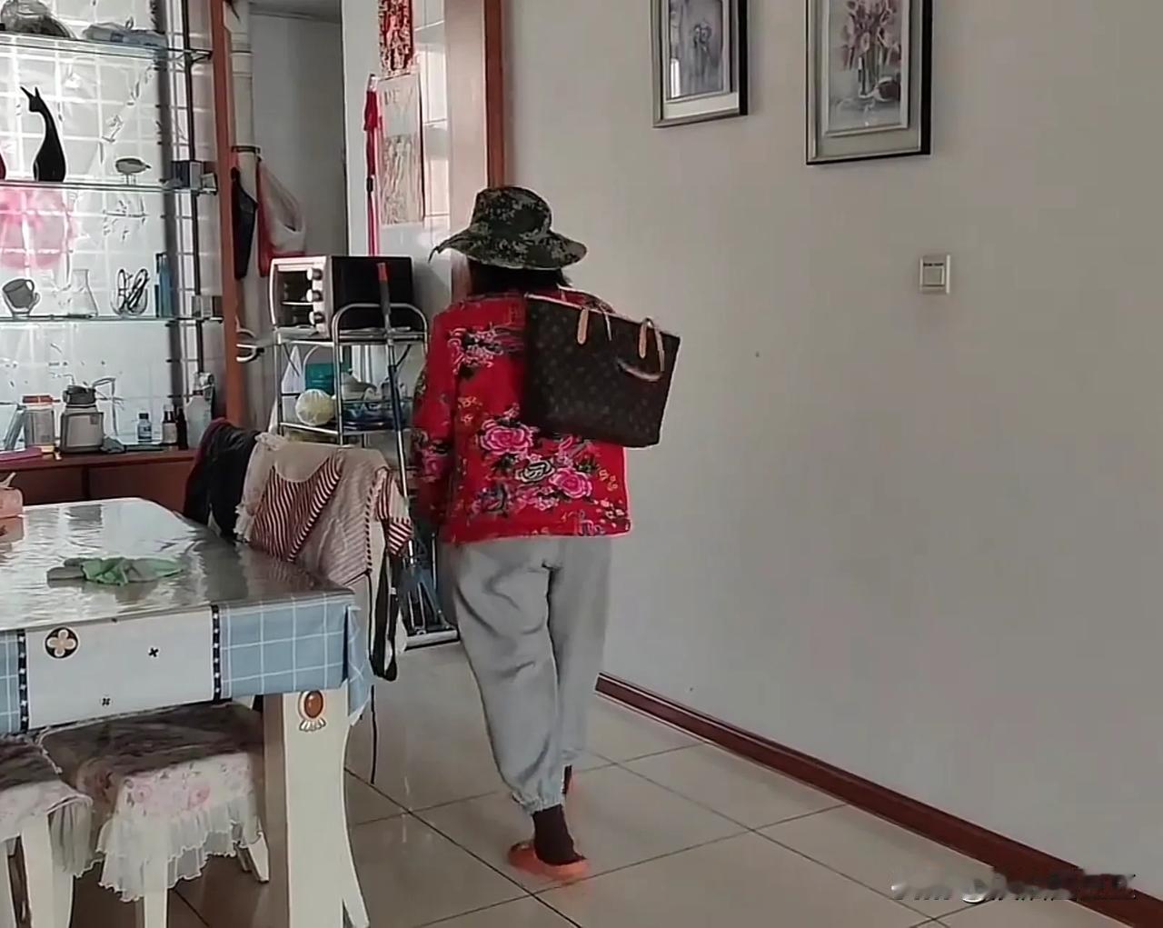 看这背影，像不像步履蹒跚的老太太呀！穿着这身出去野餐，又回头率百分百呀！哈哈哈…