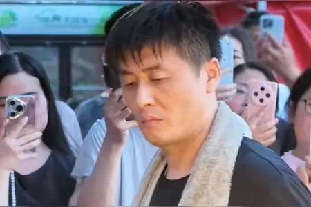 所有人都在感慨江水峰长得像张雪峰，但没人认真想过一个问题：这对江水峰本人来说，到