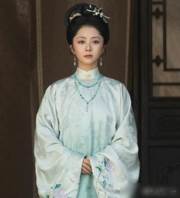 谭松韵自己说，演许兰香前期，心里想了两百分，脸上只能给八十分。
多一分，假。少