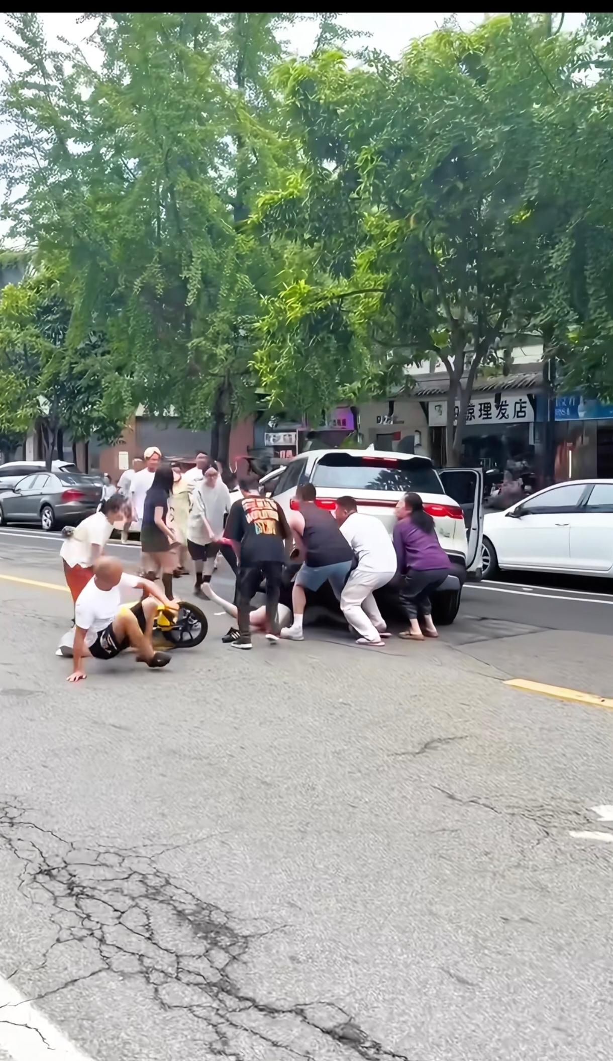 一群大爷大妈很给力啊，社会上还是好人多。油车还可以抬一下，新能源车估计抬不起来。