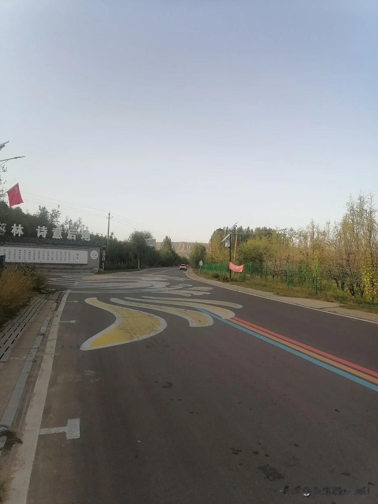 沿黄公路在国庆节这天成为了一道亮丽的风景线。今天我们也驾车行驶在灵宝至三门峡的这