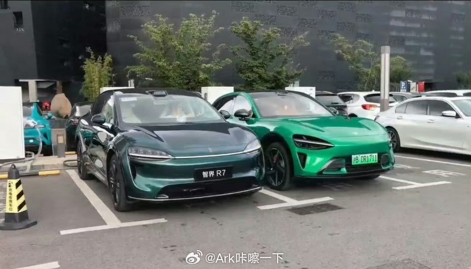 有人说智驾R7改款的极光绿是抄小米YU7的，一个暗沉一个明亮，这不明明是两种风格