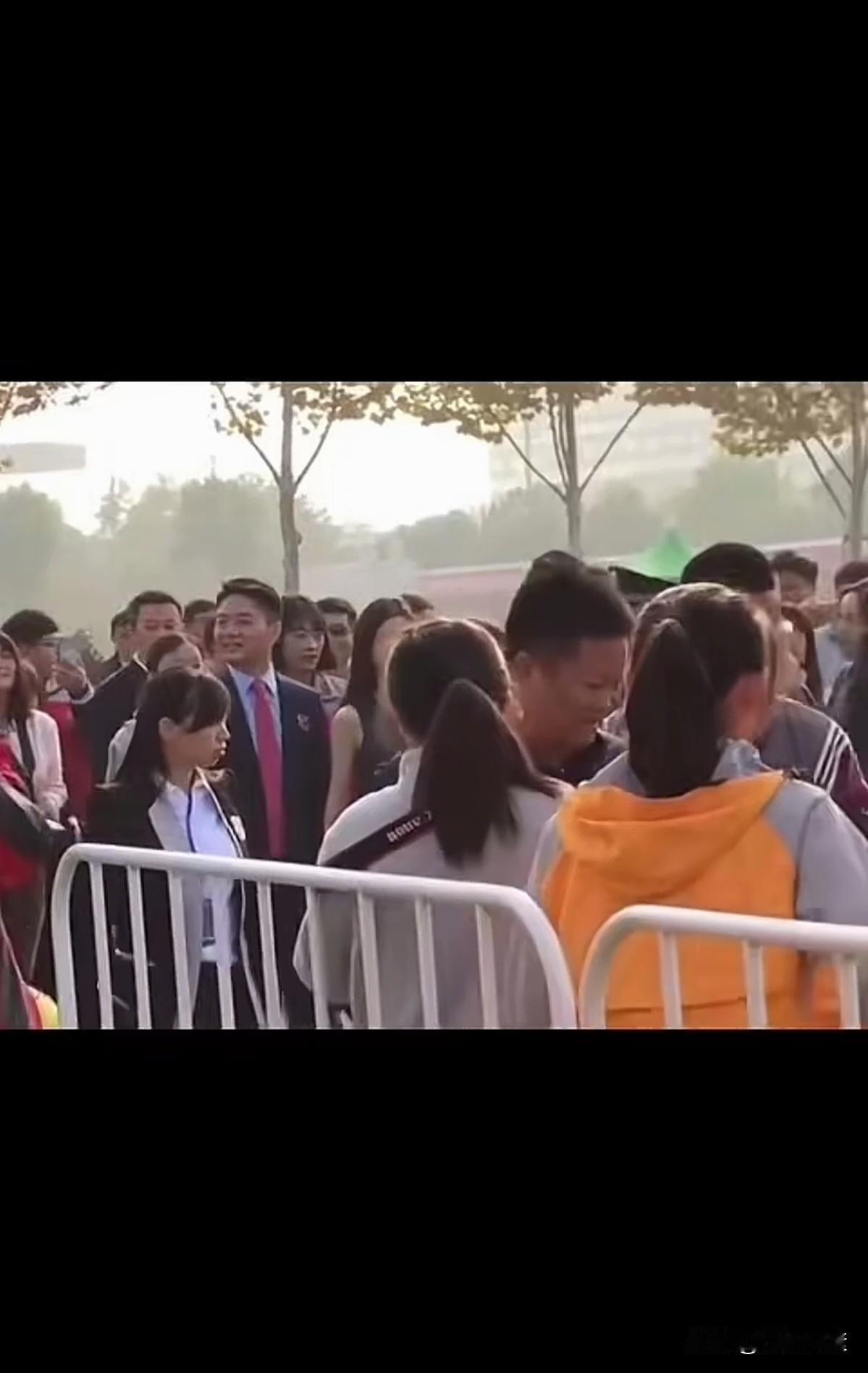 金榜题名、富贵还乡、娇妻美眷、事业有成，万人空巷……
普通人达到一个目标就了不起