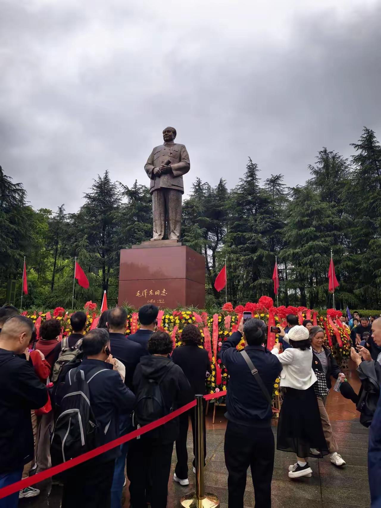 韶山红太阳广场，常年人山人海，百姓自发祭拜伟人
 
开头钩子
什么地方不分四季、