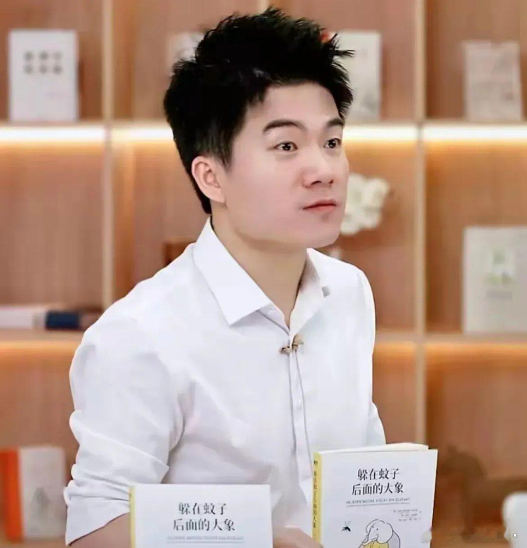 俞敏洪从来没想过，他用“一鱼两吃”“左右互搏”这个所谓高招，留住董宇辉时，如今看