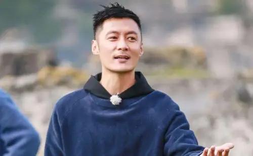 44岁余文乐披荆斩棘初舞台杀疯了！
直播演唱陈百强经典《等》，唱功稳得惊人，直接