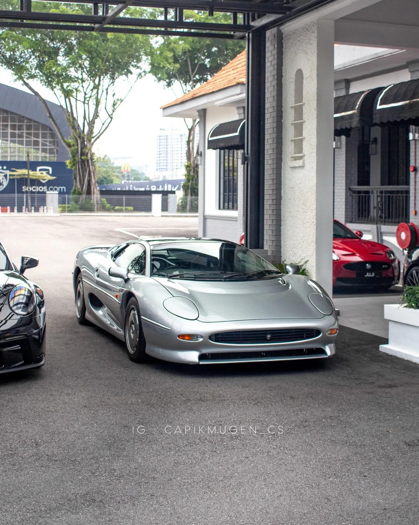 Jaguar XJ220。