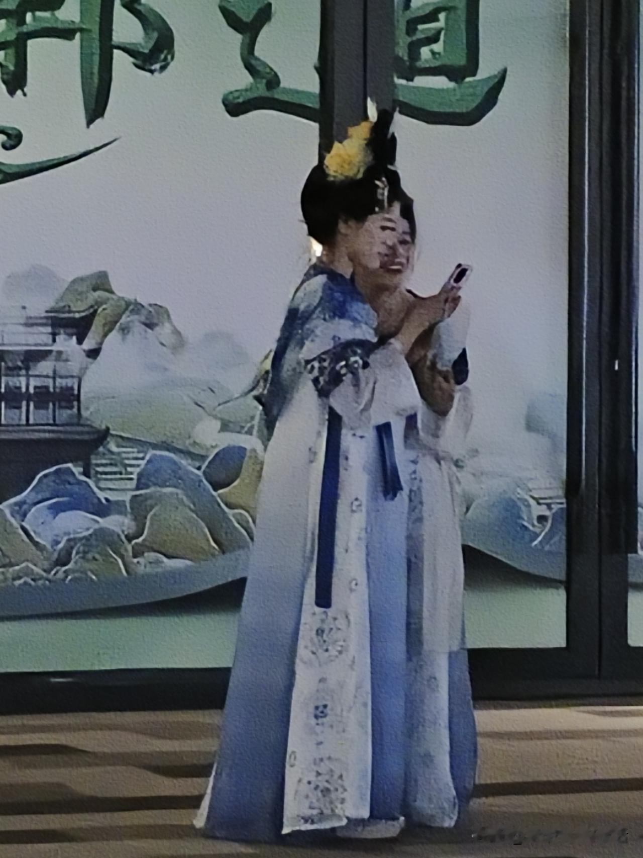 穿越时空的古典美人，手持手机自拍，古今交融的奇妙瞬间。少女古风拍照 古典仕女照 