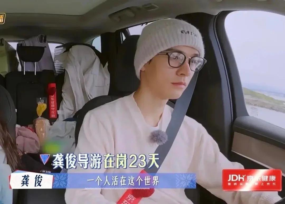 花少那会儿，她不是没毛病，是旅游综艺本身的调性就松弛、和气，有点小错大家笑着就过