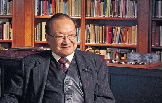 90年代时候，金庸来浙江杭州访问，向杭州市政府提出，批给他两亩地，由他建一个别墅