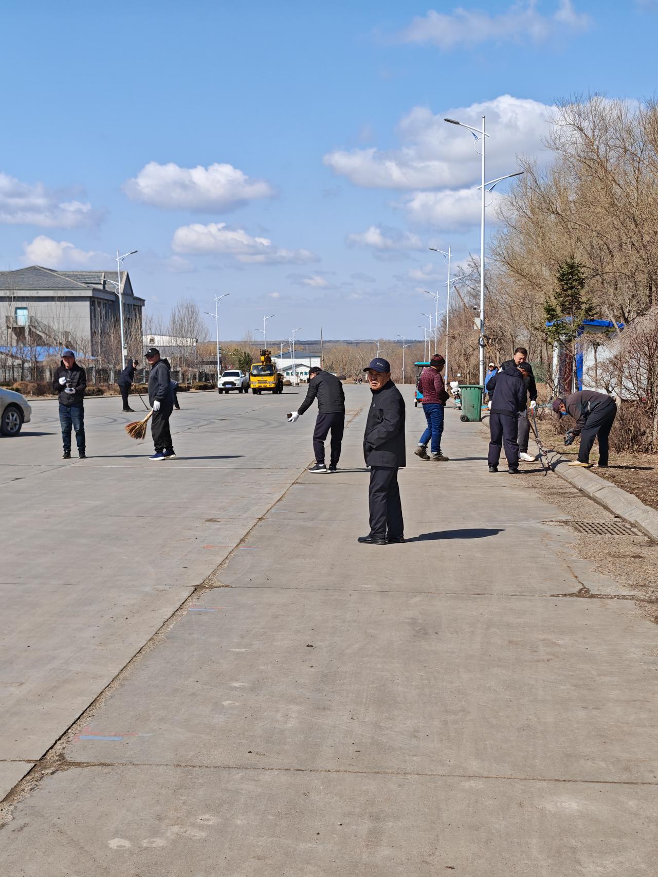 植物园南侧的大路上，已然开始绘制摊位号了。听闻五一之前早市就会开张。

一群人各