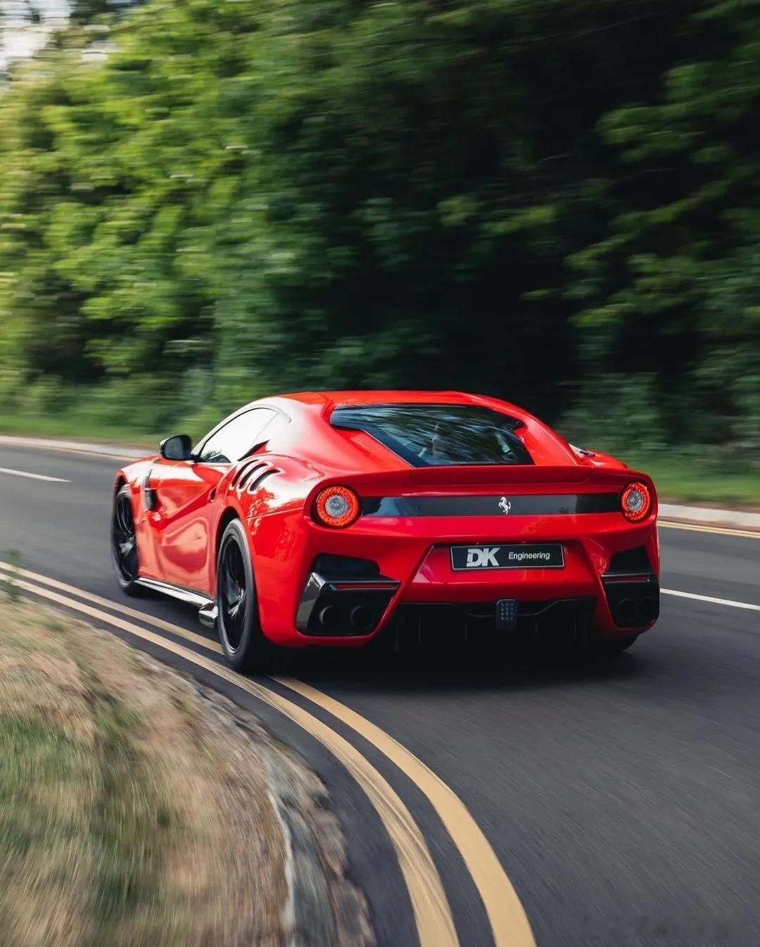 法拉利 F12 TDF，真好看。 ​​​