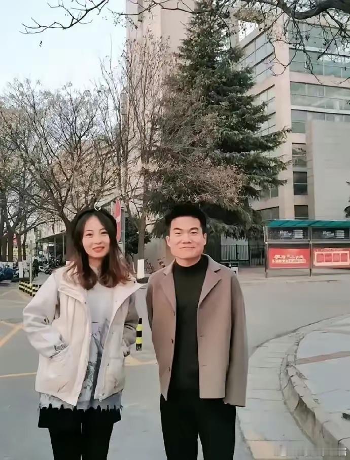 终于理解董宇辉为啥30岁还没女朋友，从他与美女合影的细节可以看出端倪，刻意收回的