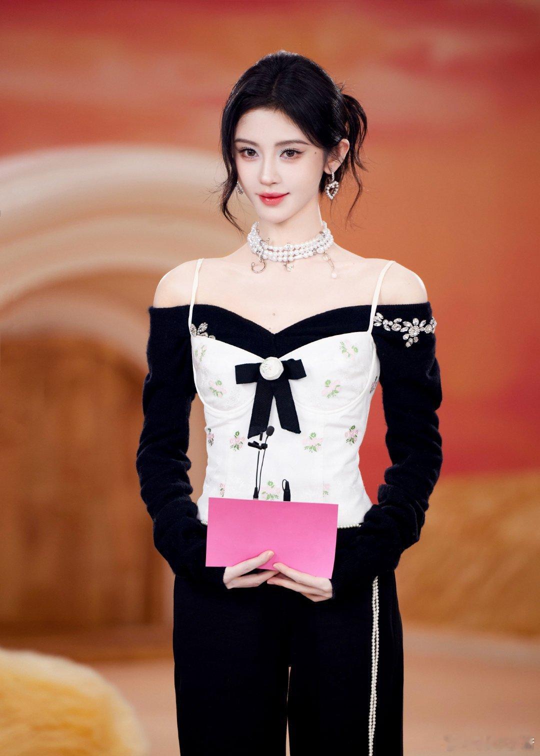 鞠婧祎 jjy鞠婧祎月鳞绮纪 jjy 鞠婧祎露芜衣得到绝版的我 你小子赚翻辣₍^