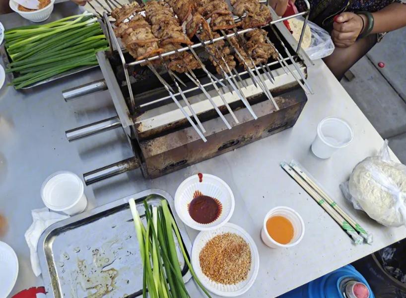 山东济南的战友，一行5人来到淄博吃烧烤喝小酒，点260串烤肉连开6瓶白酒，前后吃