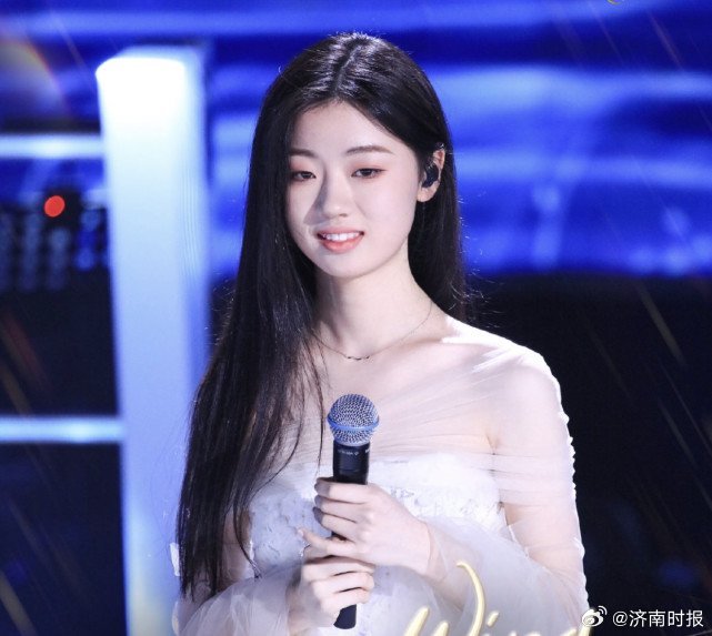 【#李荣浩四连问单依纯#】29日，发文回应道歉：图中是 1.中国著作权协会今日发