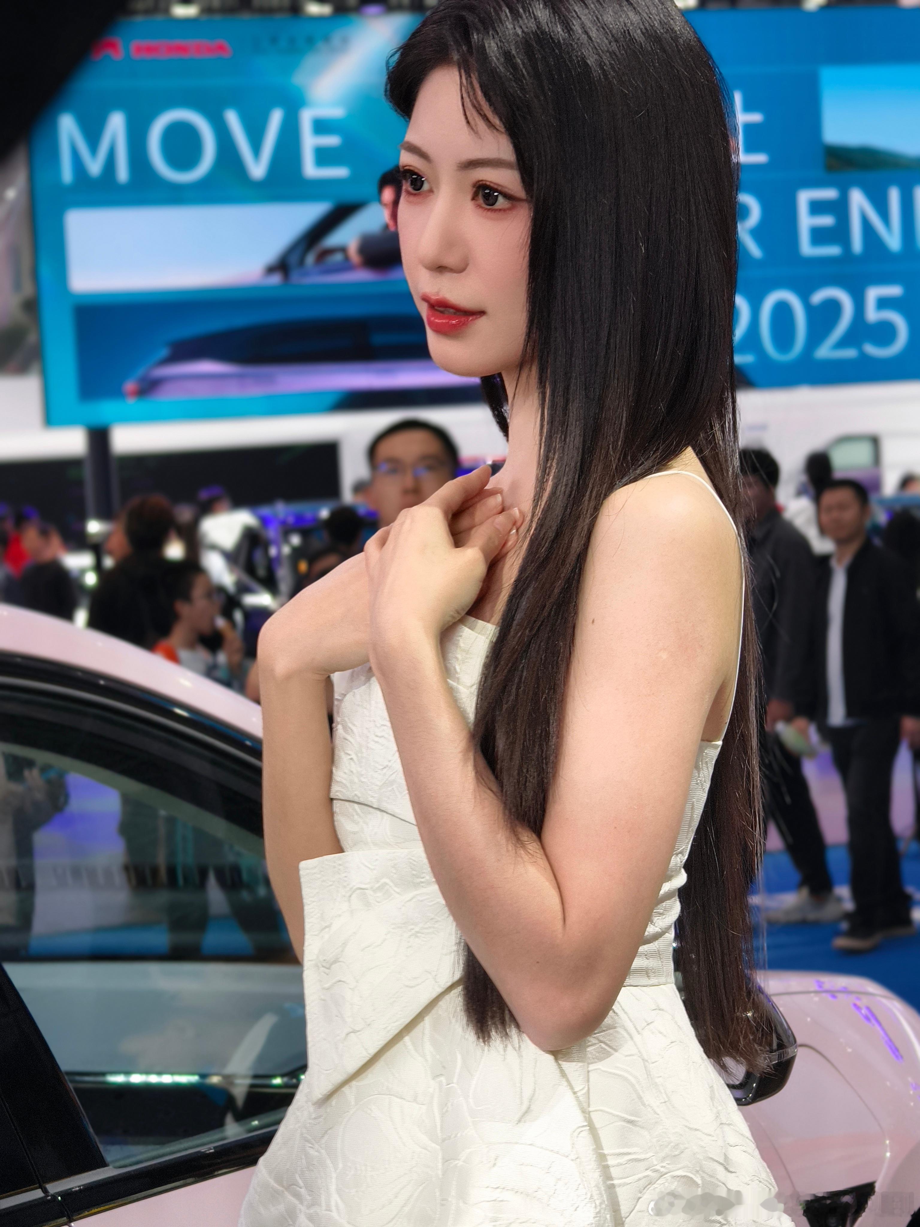 广州车展吉利展台，1二五八酱，2爱哭鬼小谢，3好多李4丫丫，参展：仰望U9、别克