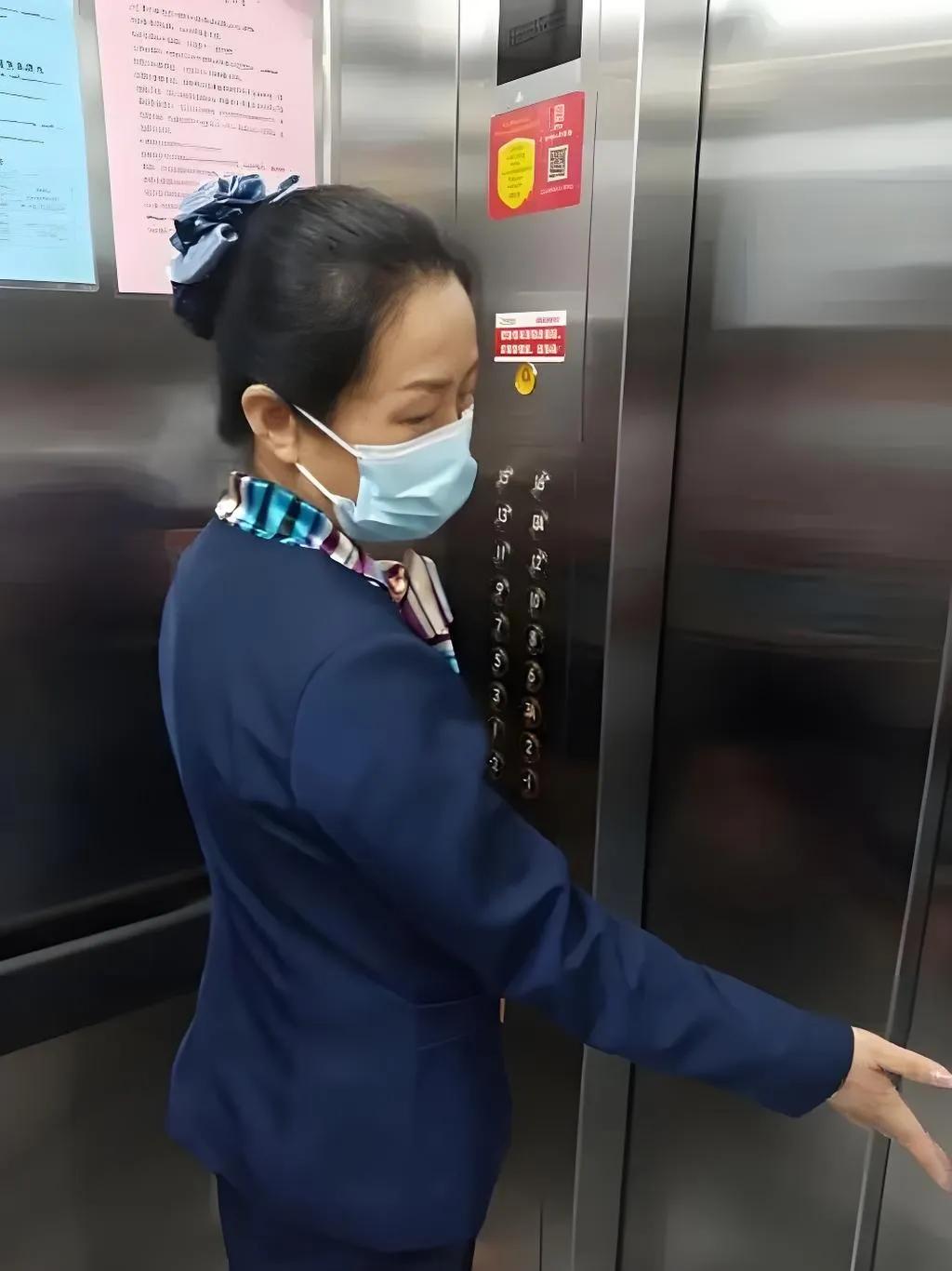医院电梯司机需要一颗强大的心。

不同于宾馆、超市、公司等公共场所的电梯，医院电