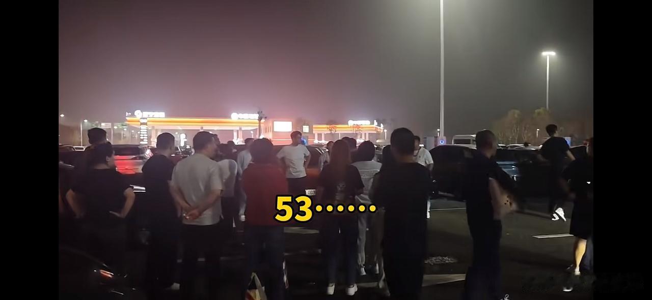 今年十一不仅高速堵，服务区更堵，因为新能源已经在服务区开启了抢充电桩大战！

为