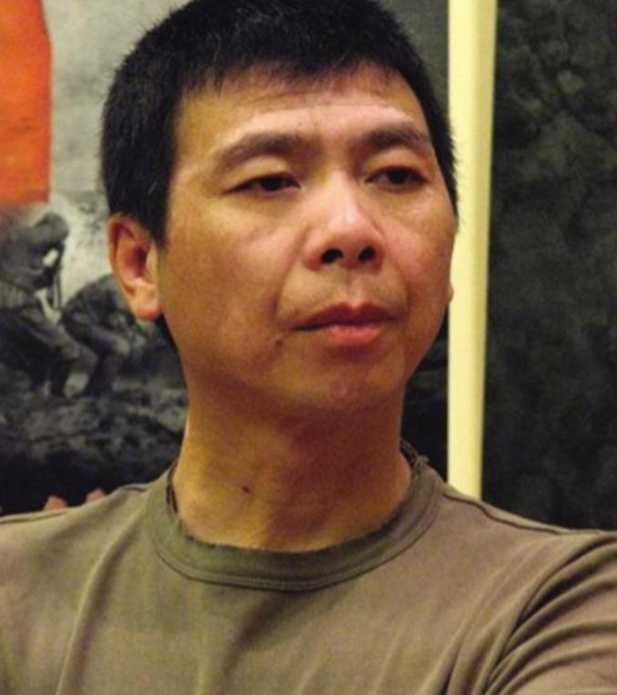 2000年，已经凭电影站稳脚跟的冯小刚，开着豪车回乡探望瘫痪多年的老母亲，常年守