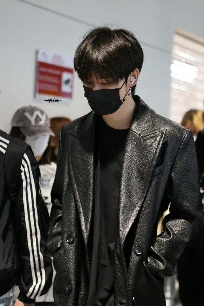 余宇涵黑皮衣顺毛look  余宇涵黑色皮大衣造型  余宇涵今日份造型有，是黑皮衣