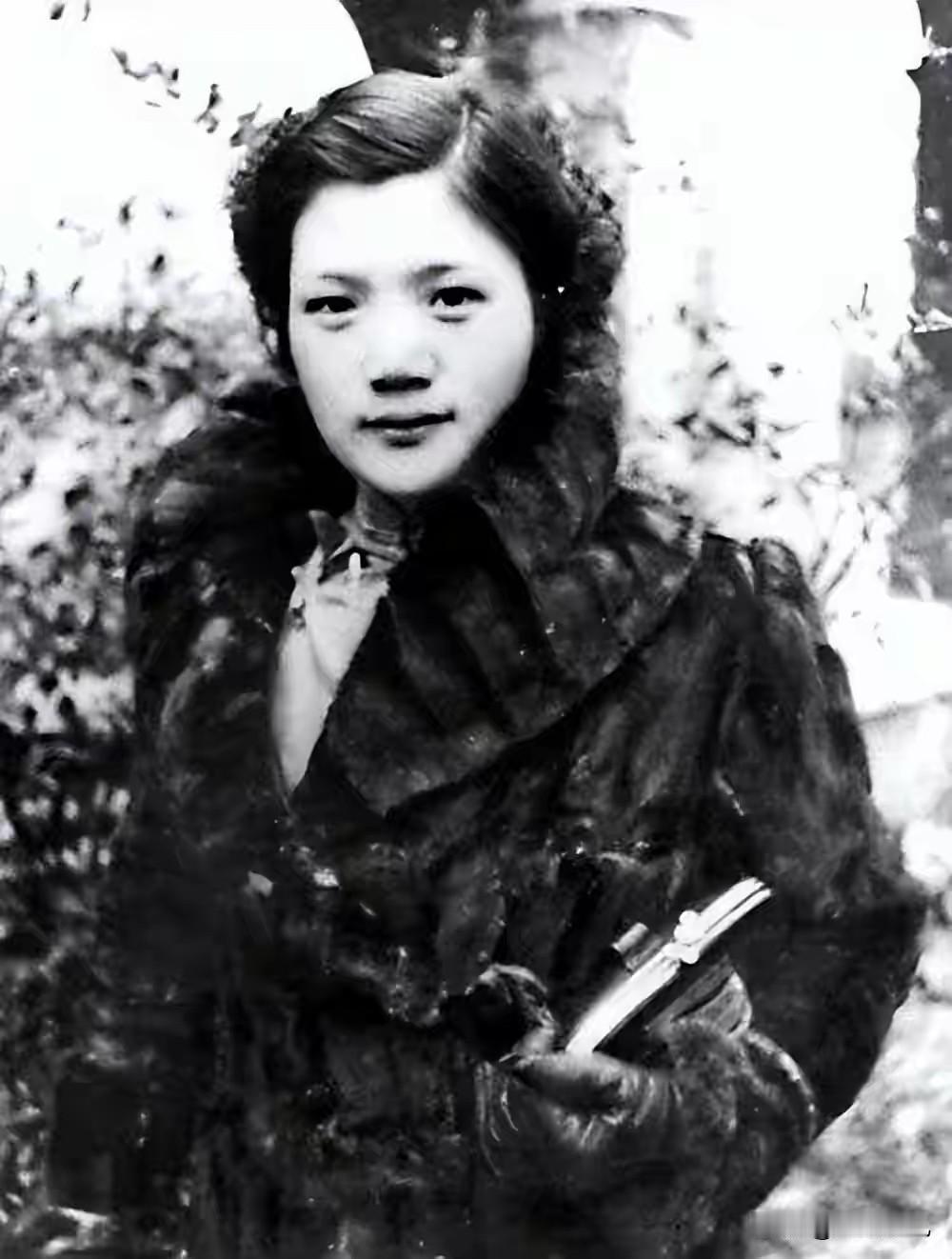 1930年，她接到暗杀周恩来密令，紧急致电陈赓：今晚电影，看不成了。
 
很多人