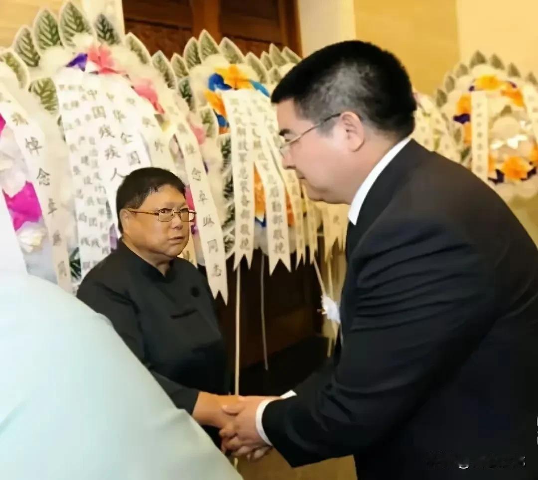 2009年8月10日，陈光标参加卓琳遗体告别仪式～～～