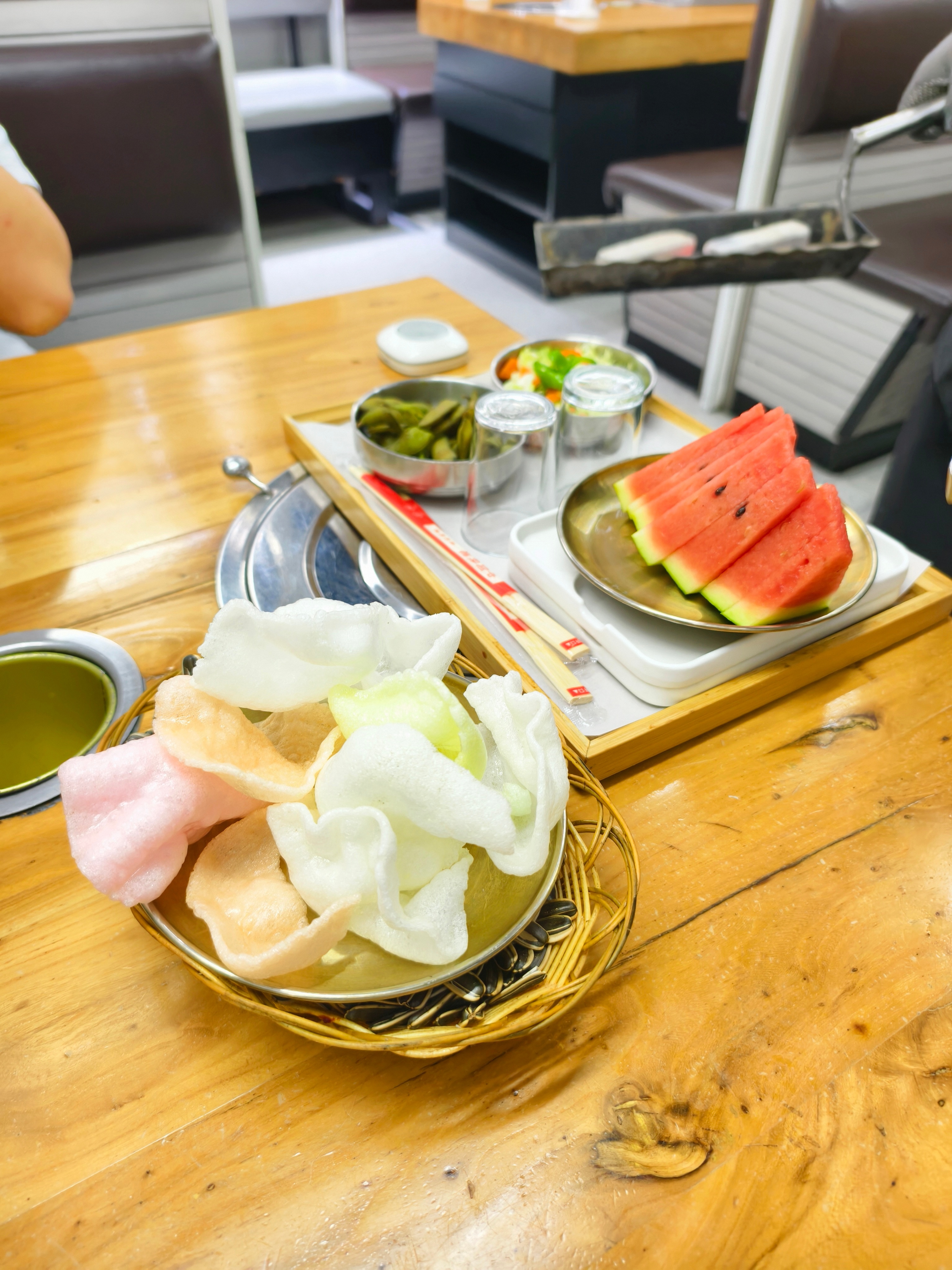 夏天，来吃个小烧烤，给标配了西瓜、虾片、毛豆，还有点小凉菜，免费的，这算啥水平？