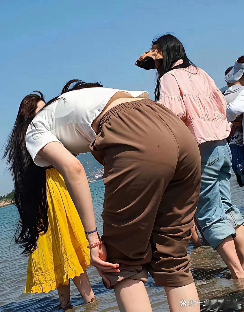 欧阳娜娜的背影氛围感直接拉满，身姿线条太惊艳。 ​​​