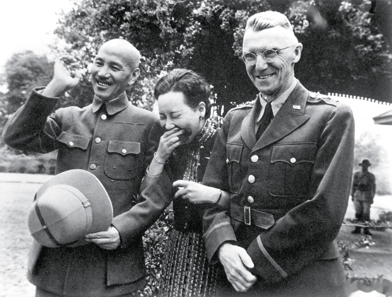 1942年4月19日，蔣中正與夫人宋美齡在緬甸中部城鎮眉謬與中緬印戰區美軍總司令