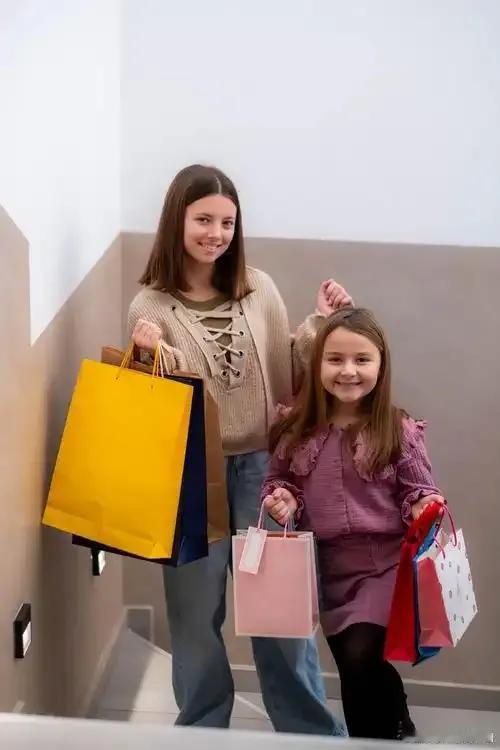 广州这位12岁女孩火了！流利英文帮妈卖货超10万，网友纷纷称赞：“这才是学以致用