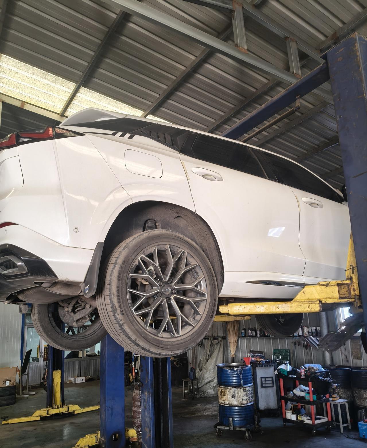 我平常开车比较多，欧尚Z6才买了三年多一点，就已经跑了8万公里了，以前保养也踩过