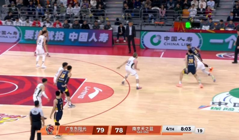 上萨林杰吧，这么浪费机会，宏远可能要输的。把张文逸也换下去，上杨溢就行了，几个反