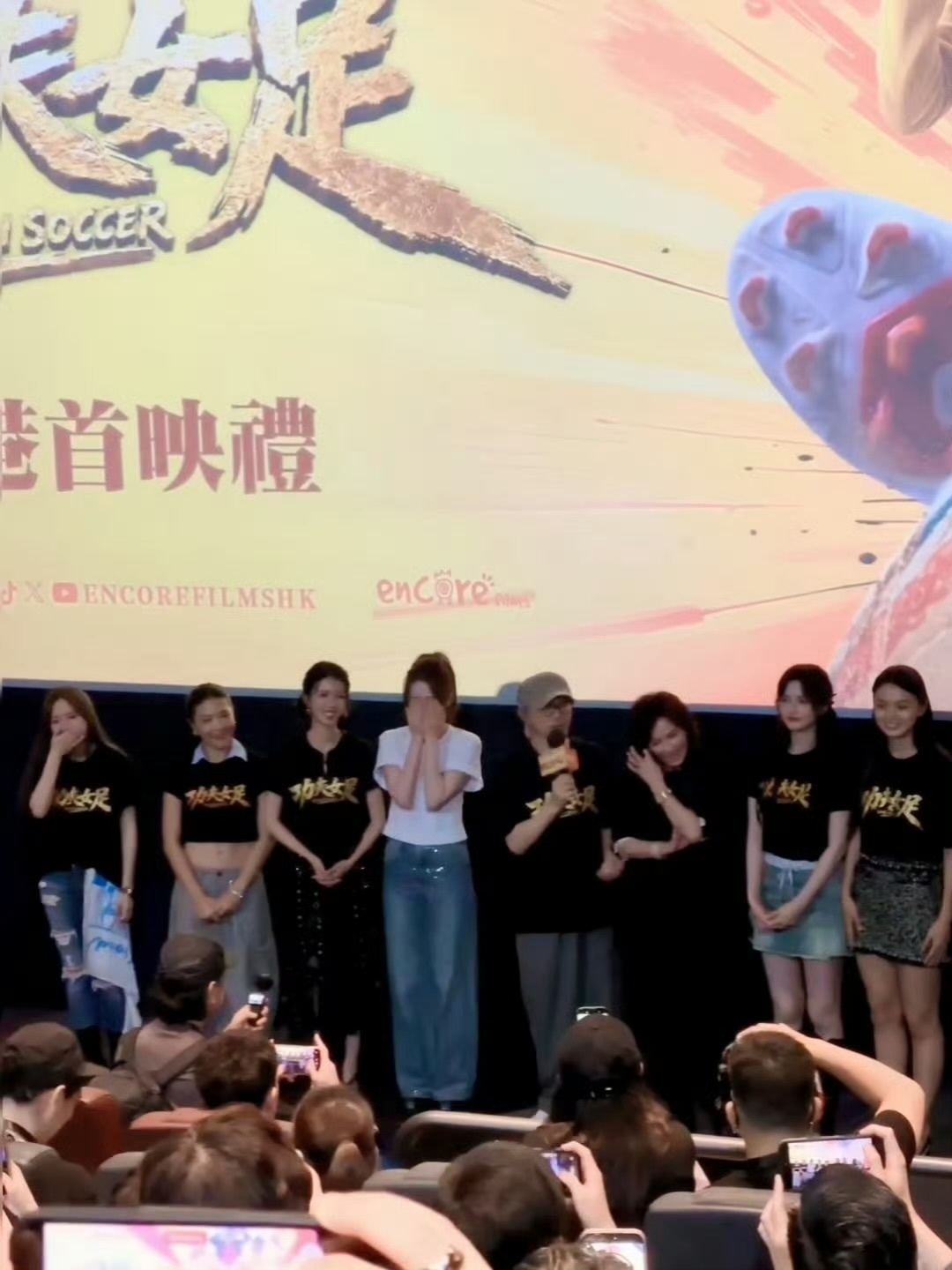 咪，你害羞的时候捂着脸还跺跺脚哈哈哈哈哈哈真的很可爱啊 