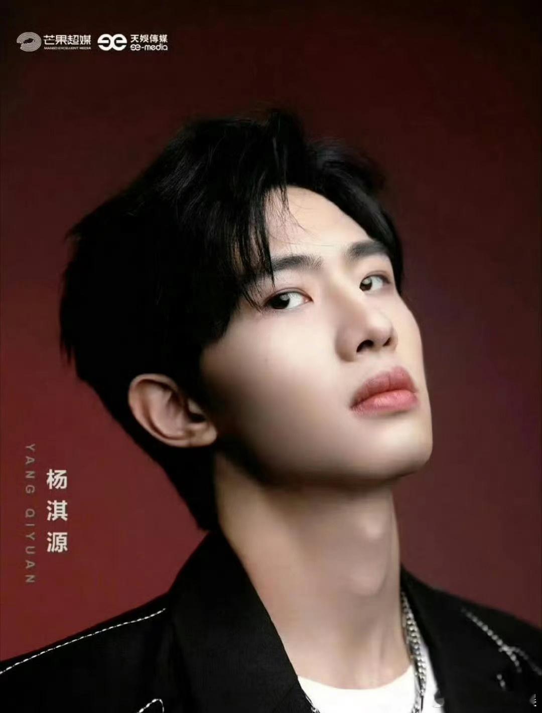 怎么感觉新签的这个艺人有点像张凌赫？ ​​​