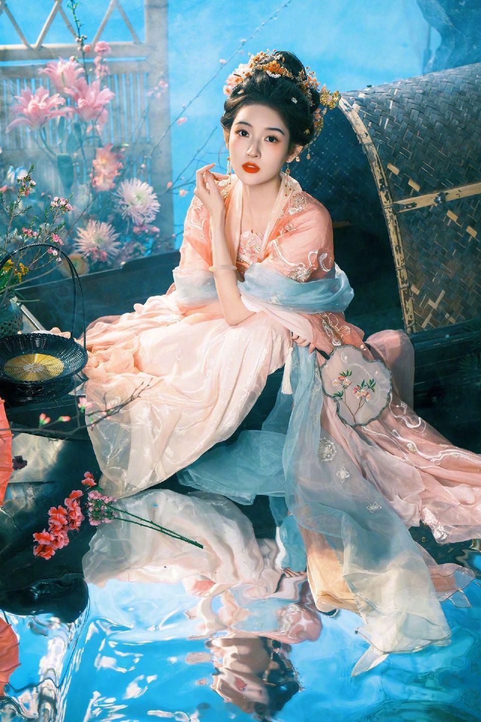 谁来给王玉雯递个古装本子 王玉雯一穿古装就赢麻了！北京卫视春晚造型温婉动人，工作