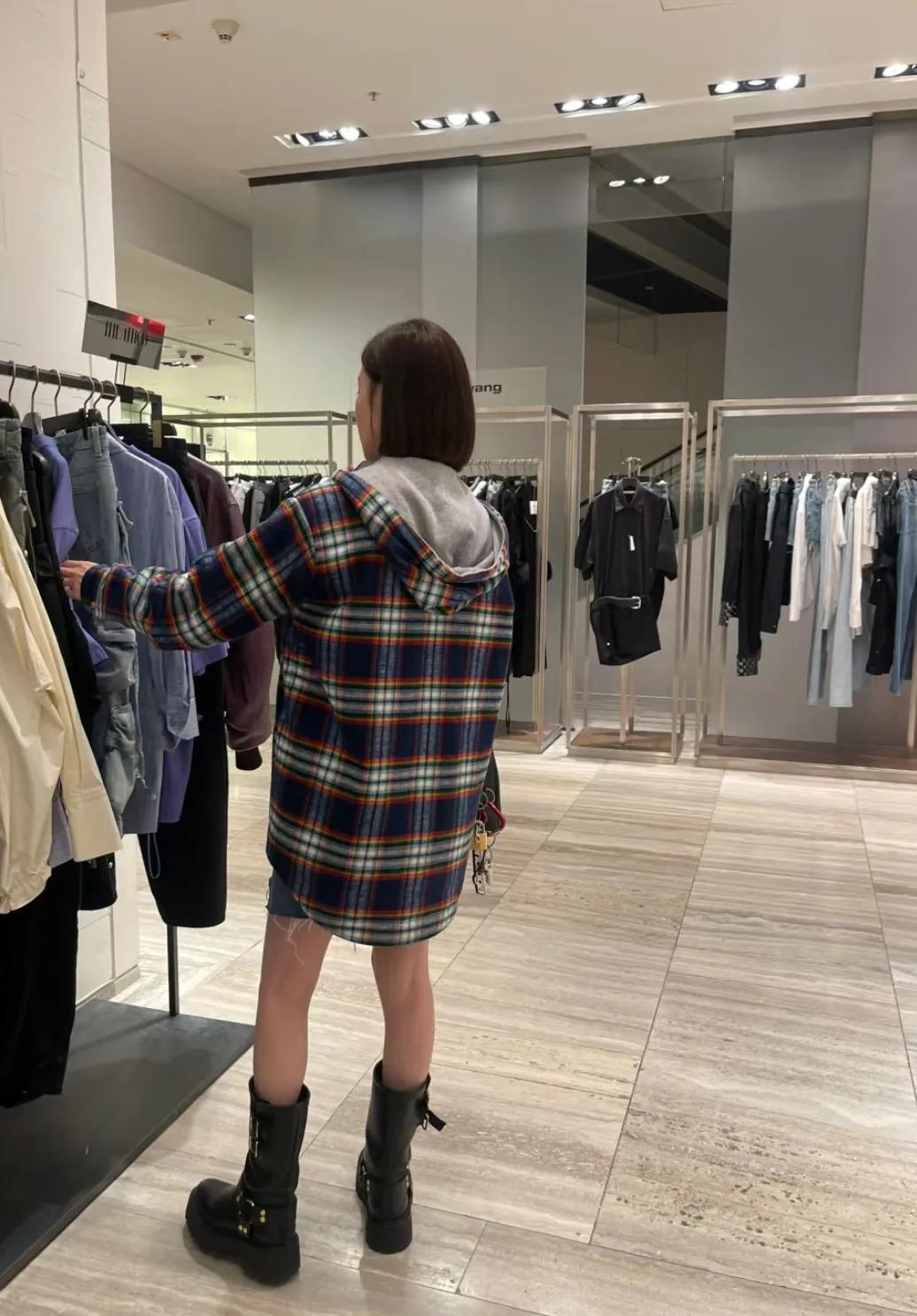 香港偶遇佘诗曼一个人逛街买衣服，她状态实在是太好了！好有活力！这么多年了阿佘还是