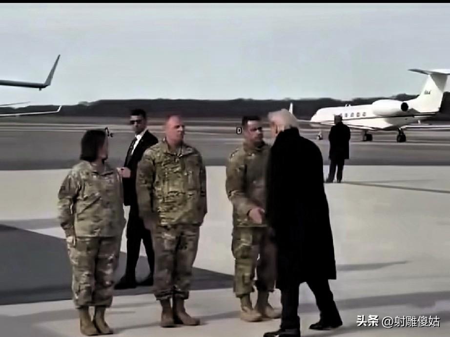 特朗普亲率白宫高官迎着寒潮冷风赶到机场迎接在本次美以伊冲突中牺牲的美军官兵遗体。