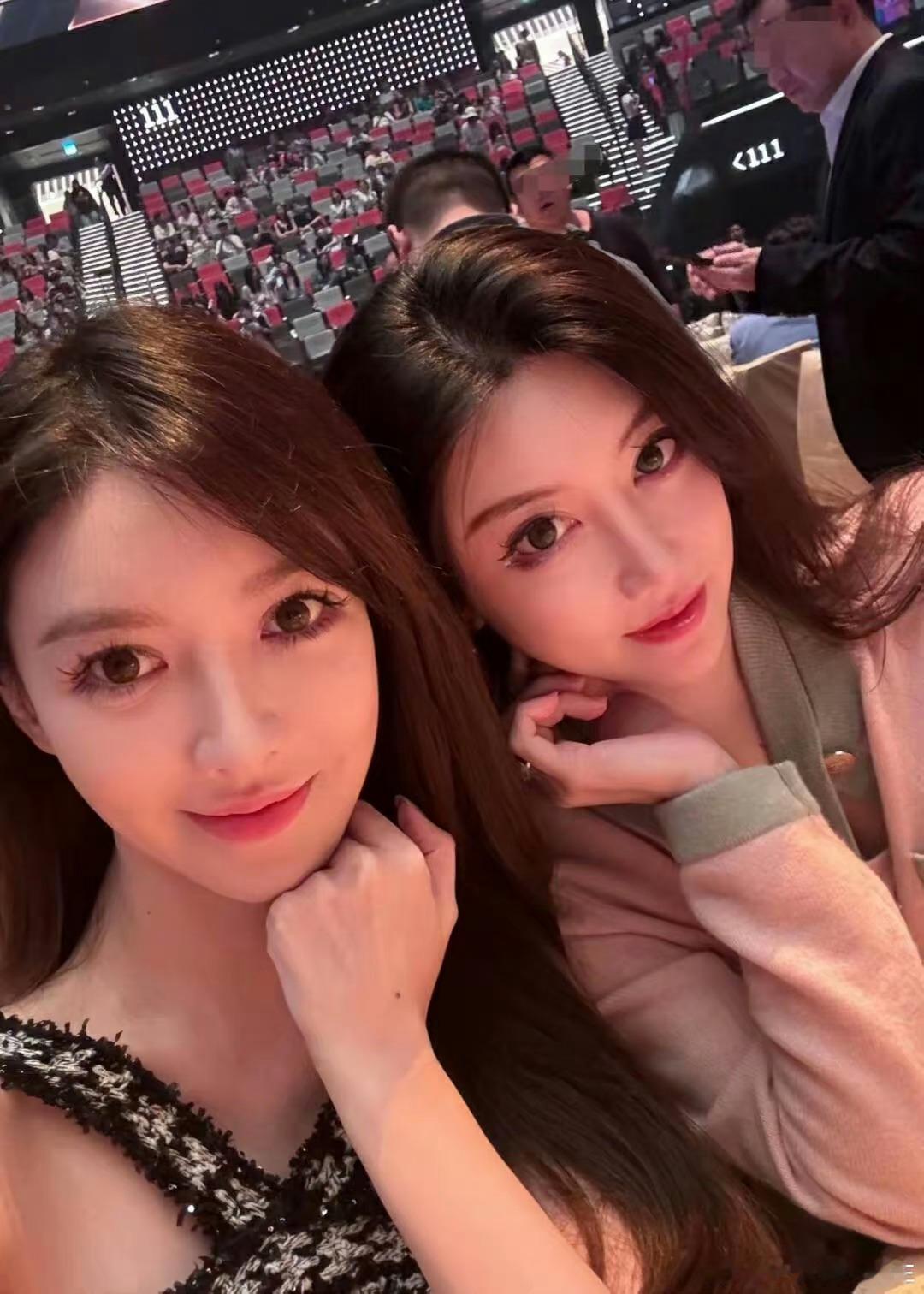 #叶珂和闺蜜相似度# 我天，叶珂和闺蜜好像啊，乍一看以为是双胞胎，黄晓明能分清嘛