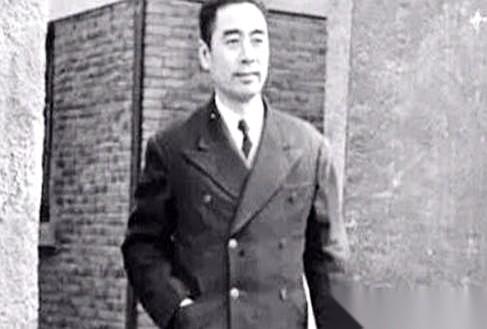 1955年的昆明，总理手里提着一盒印尼饼干，去见那个三十年没见的人。
没有什么惊