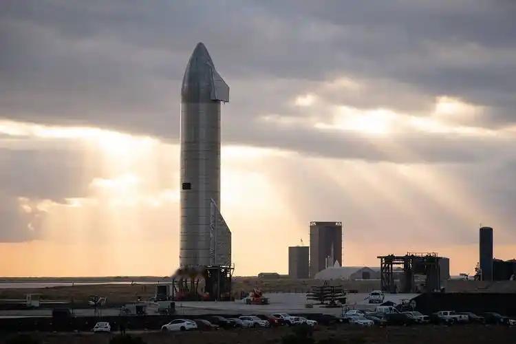 太空观测最近更讲究组网协作，不是谁压倒谁。NASA的GCN通报显示，位于新疆阿勒