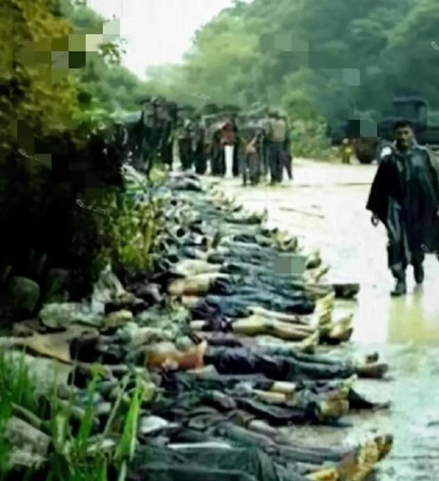 80年代，对越反击战中，牺牲的烈士遗体被摆放在路边，等待军工们的登记！对越自卫还