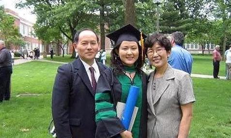 90年代，为了挣相当于上海100倍的惊人高薪，上海底层汉子丁尚彪狠心黑在日本。整