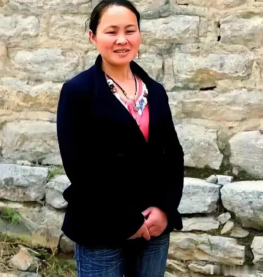 她被人贩子以2700元卖给了一位放羊人，洞房当晚，她紧张地蜷缩在角落里，浑身发抖