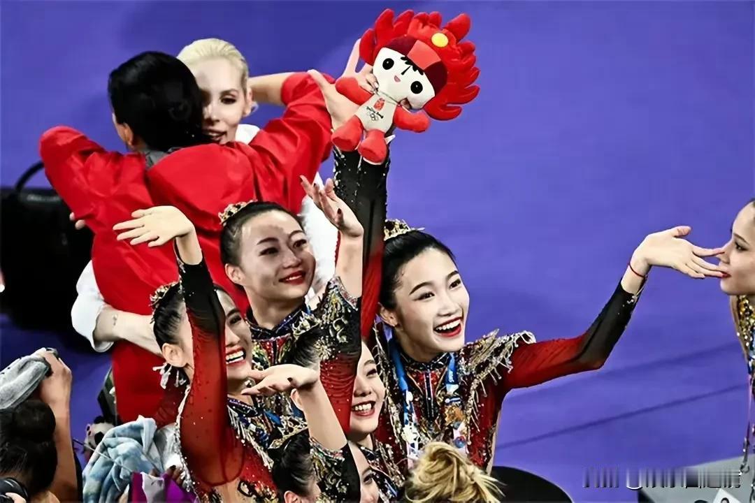中国艺术体操的姑娘们真漂亮，俄罗斯的美女教练安娜也很漂亮，这一枚金牌真的是沉甸甸