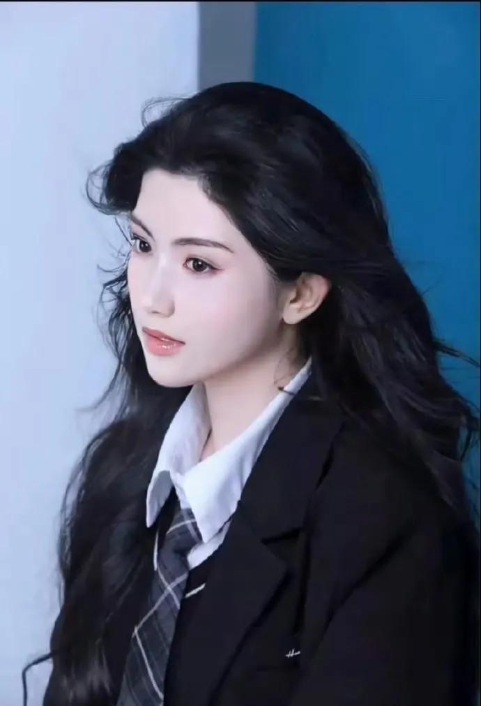 夏思凝的生活照，
有种不一样的性感！
这个年轻的女孩子，可以清纯，可以活泼，可以