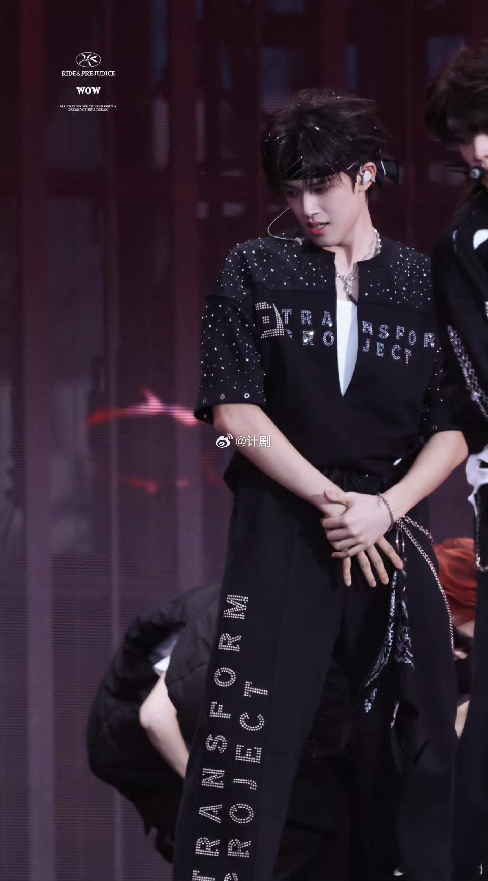 张极丝绸西装完全是daddy级别 他在舞台上的状态很松弛，不刻意耍帅，却处处都在