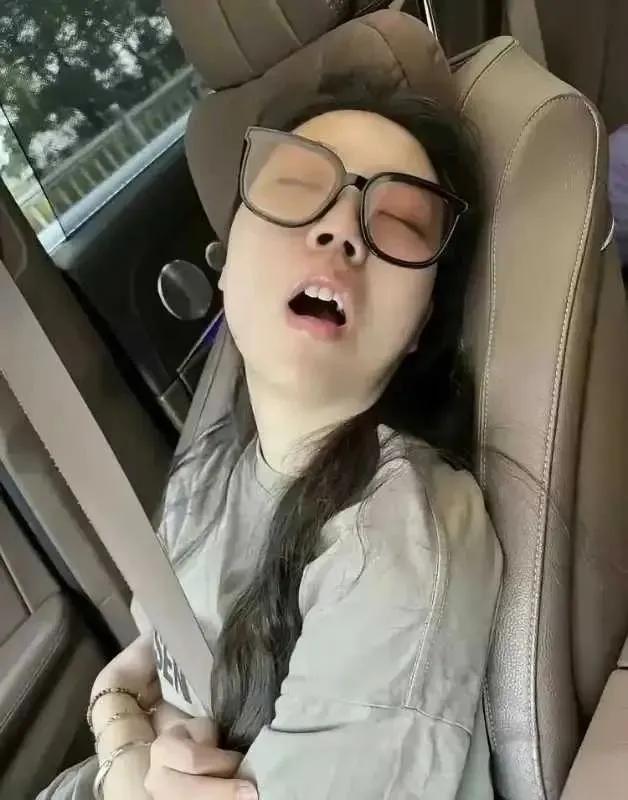 到站了，我该怎么叫醒她。